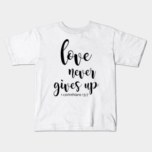 Love never gives up Kids T-Shirt